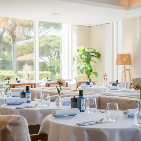 Kube Saint-tropez Отель Гассен