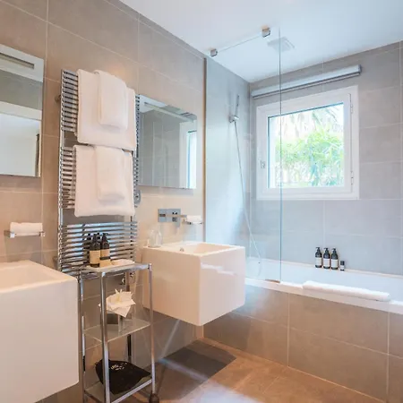 Kube Saint-tropez Отель Гассен