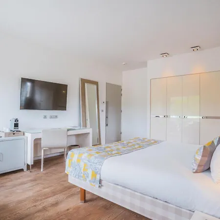 Kube Saint-tropez Отель Гассен